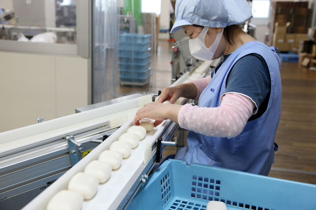 素手で作業出来るのは無添加で安心・安全だからこそ。