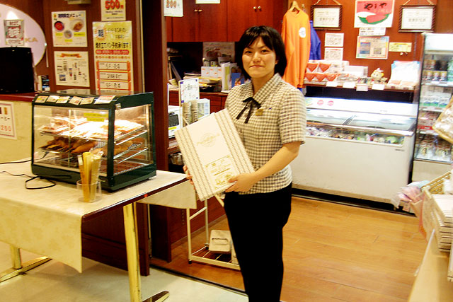 売店では美人スタッフさんがお出迎え。
