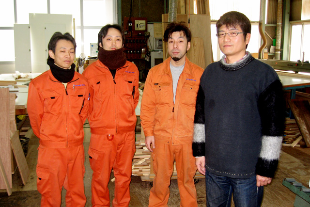 社長と職人さん達。この方々の手から、あらゆる素晴らしい工芸品が産み出されています。