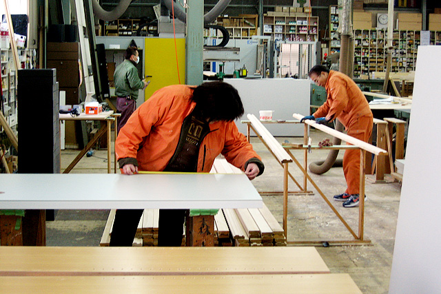 1つ1つ丁寧に手作業で製作している様子。