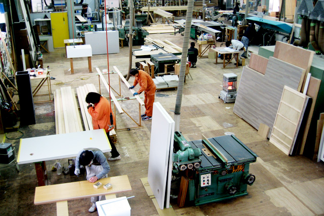 特別に2階から撮影させて頂きました。工場の中は、沢山の工作機具であふれています。