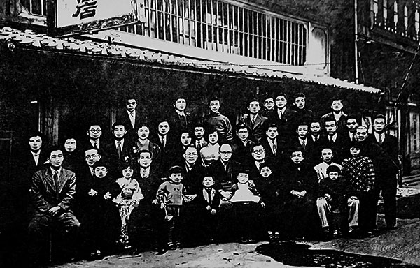 昭和29年正月 社屋前にて