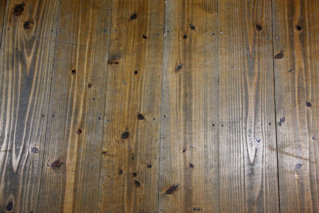 立ち仕事のスタッフ様の疲労を軽減するために床は木造。光沢があるのは石けんのおかげ。